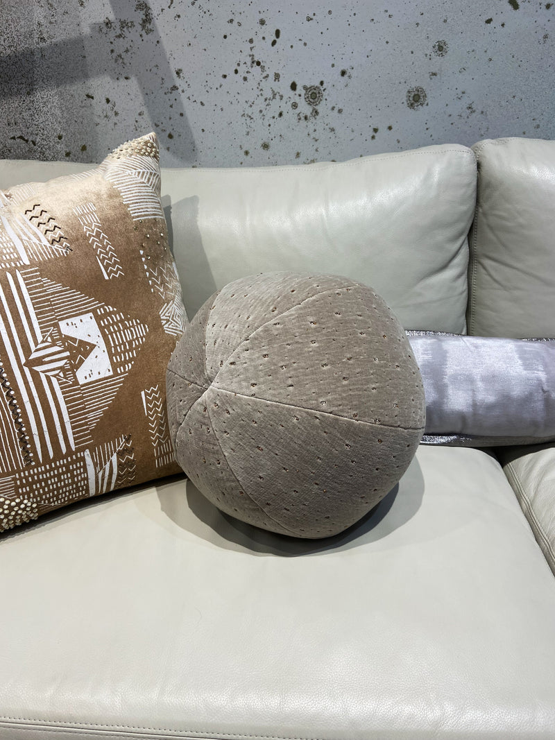 BEIGE DOTTY ROUND PILLOW