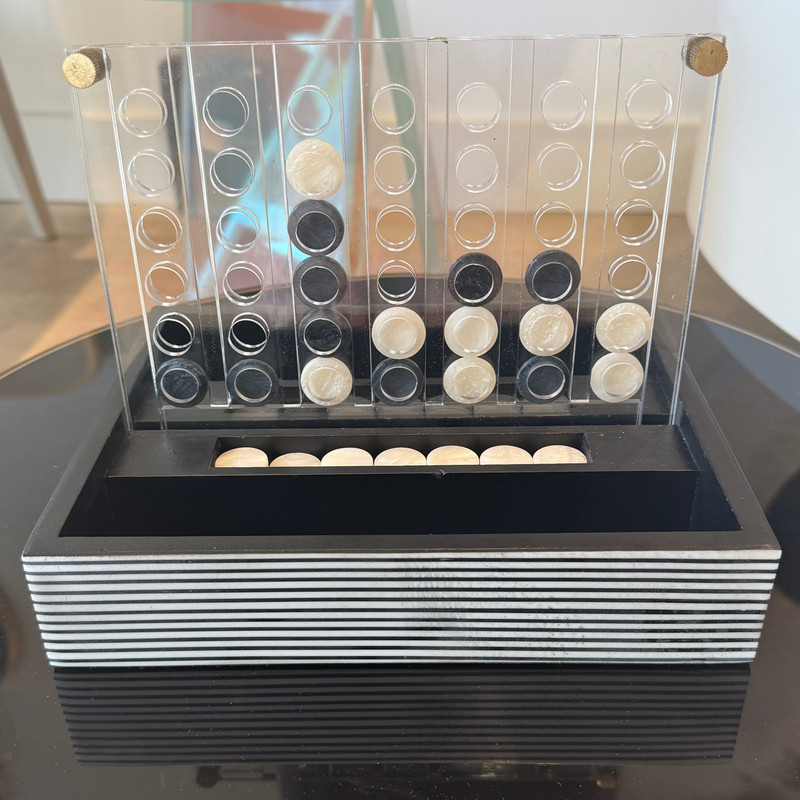 BLACK AND WHITE 4-IN-A- ROW GAME